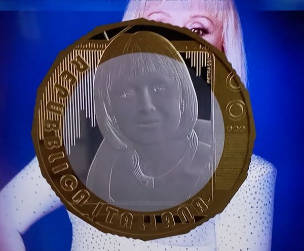 Una moneta Euro dedicata alla tanta amata Raffaella Carrà che riposa all’Argentario