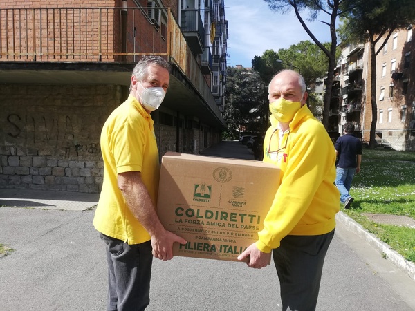 Foto Presidente Fabrizio Filippi (a dx) consegna pacchi Pasqua.jpeg