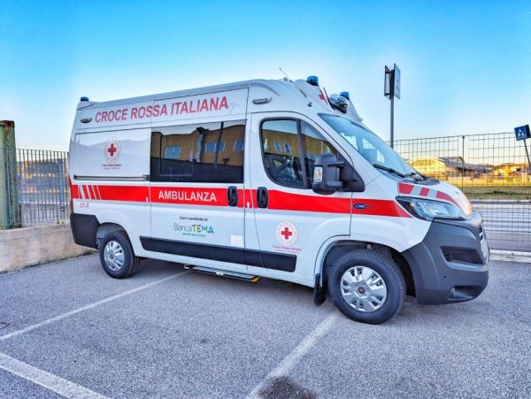 Una nuova ambulanza per la Croce Rossa