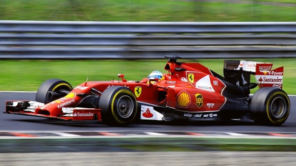 F1, Carlo Sainz con la Ferrari trionfa a Silverstone