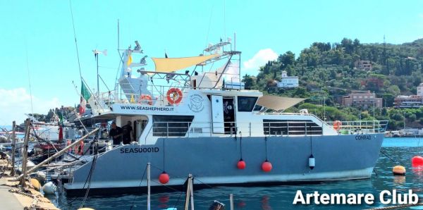 Sea Shepherd a Porto Santo Stefano con il catamarano "Conrad"