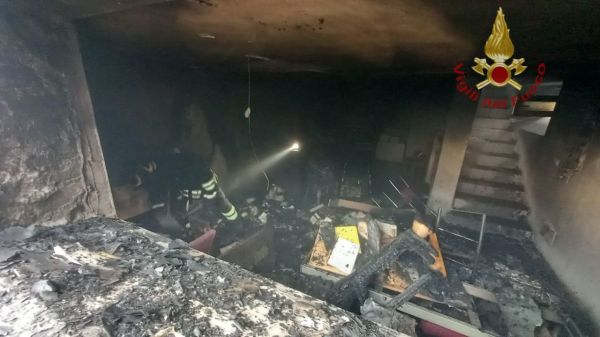 Incendio in un appartamento in città. Le fiamme scaturite dal piano interrato, nessun ferito